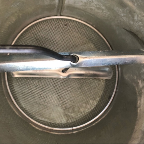 Single flour sifter in great shape- used to aerate flour, remove debris- used - Picture 3 of 7